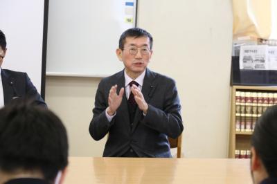 生徒からの質問に答える酒井宏明議員の画像