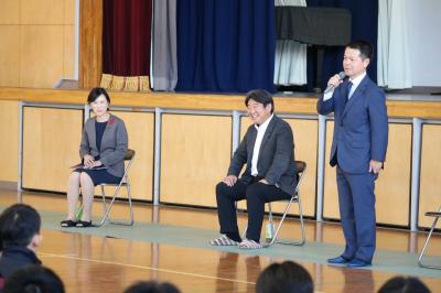 生徒からの質問に答える金井康夫議員の画像