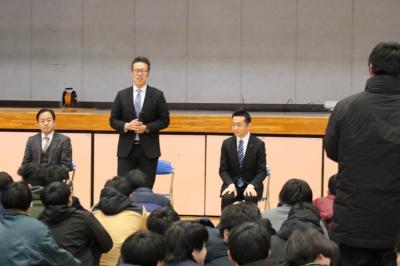 県立渋川高等学校生徒からの質問を聞く議員の様子の画像