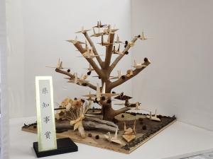 第50回全国児童・生徒木工工作コンクール「全国造形教育連盟委員長賞　第3部門」受賞作品「戦後80年平和を祈って」写真