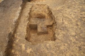 南西から写した14号土坑とウマの歯の出土状況の写真