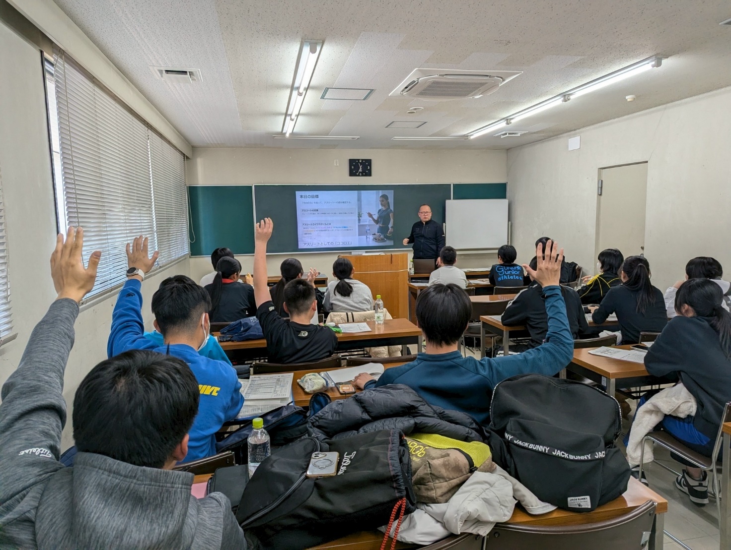 河田アナリストによる座学の様子の写真