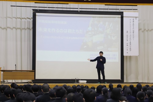 写真：講演を行う山本知事