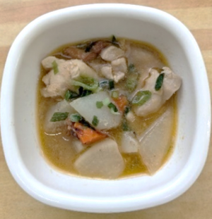 備蓄用の焼き鳥缶を使用した鶏肉のもつ煮風の写真