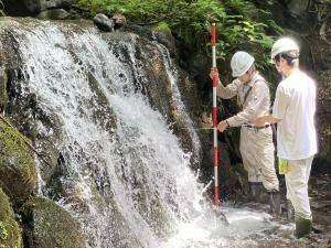 環境森林コース堰提の測量の様子の写真