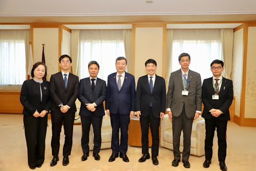 台湾駐日代表及び関係者との記念写真