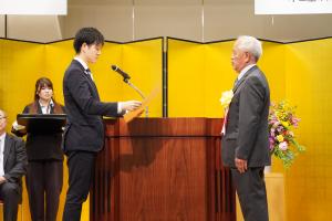 鈴木農林水産大臣からの表彰状授与画像