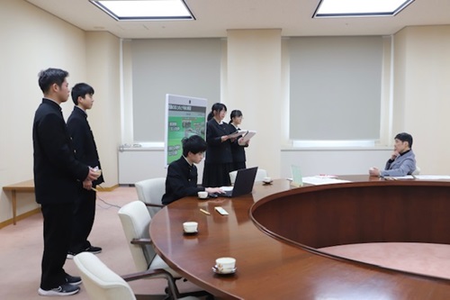 写真：生徒のプレゼンを聞く山本知事