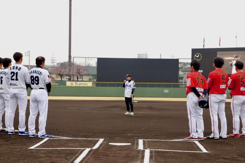 あいさつする山本知事