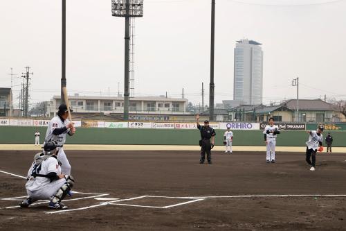 始球式でボールを投げる山本知事