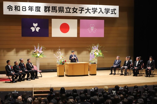 写真：あいさつする山本知事