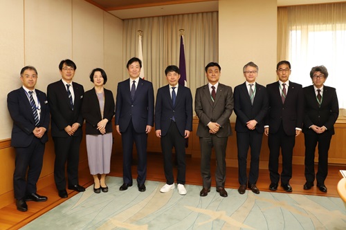 写真：記念撮影する出席者