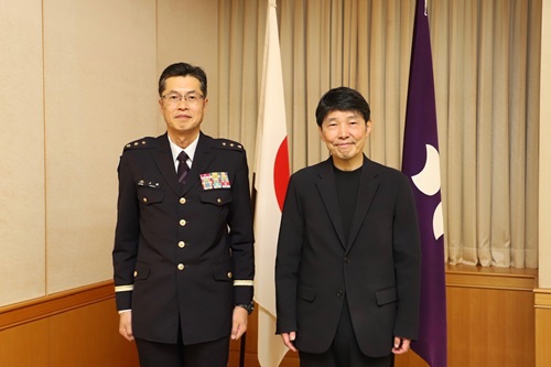 写真：記念撮影する知事と総監