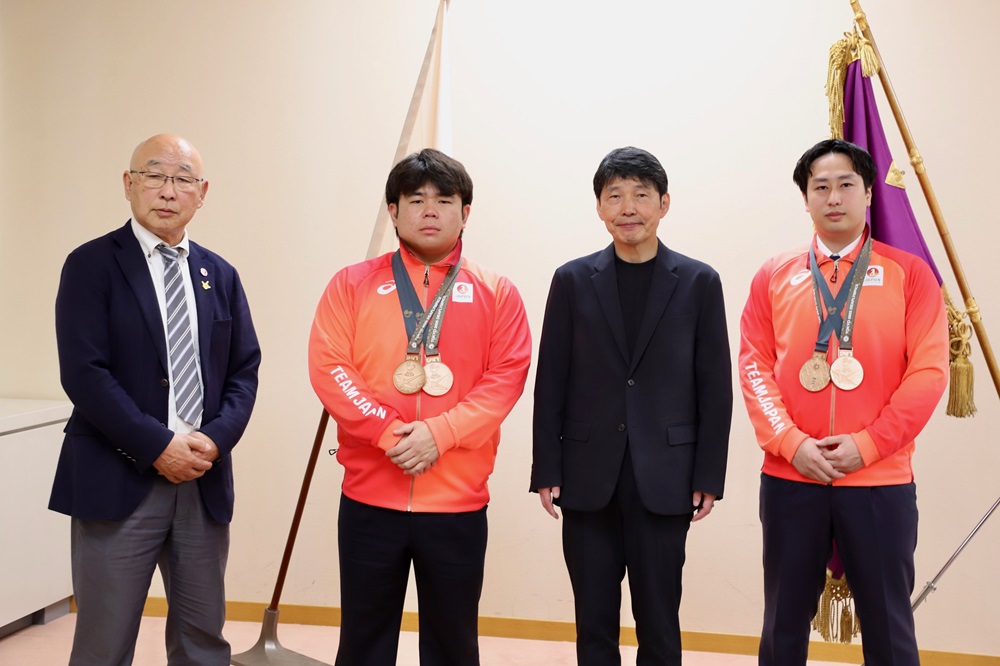 山本知事と出席者の記念写真