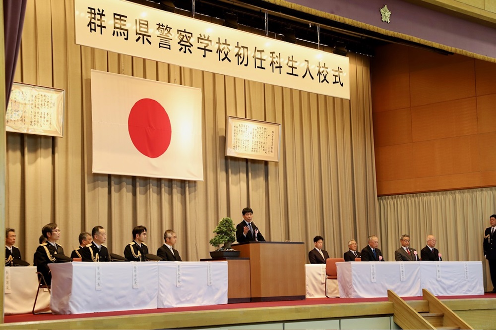 あいさつする山本知事