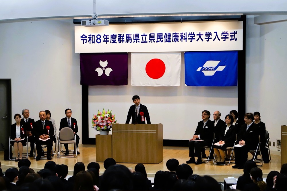 あいさつする山本知事