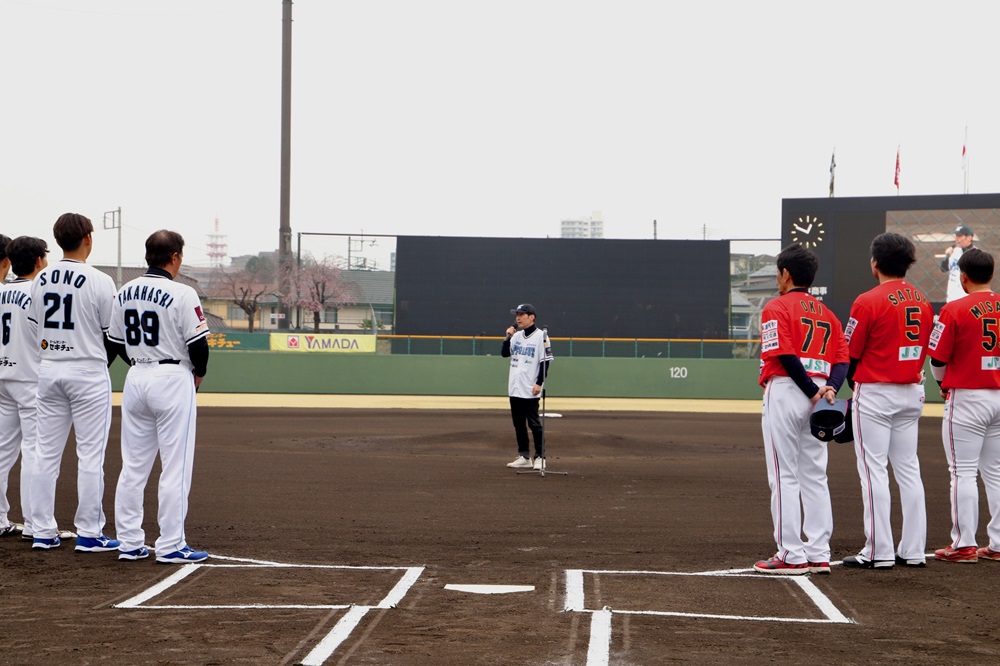 あいさつする山本知事