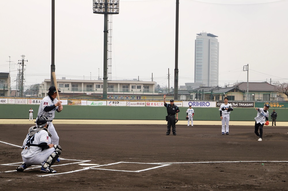 始球式でボールを投げる山本知事