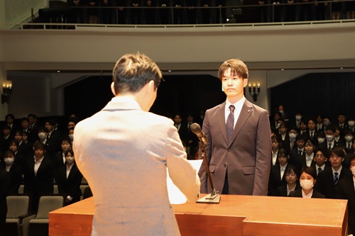 辞令を交付する山本知事