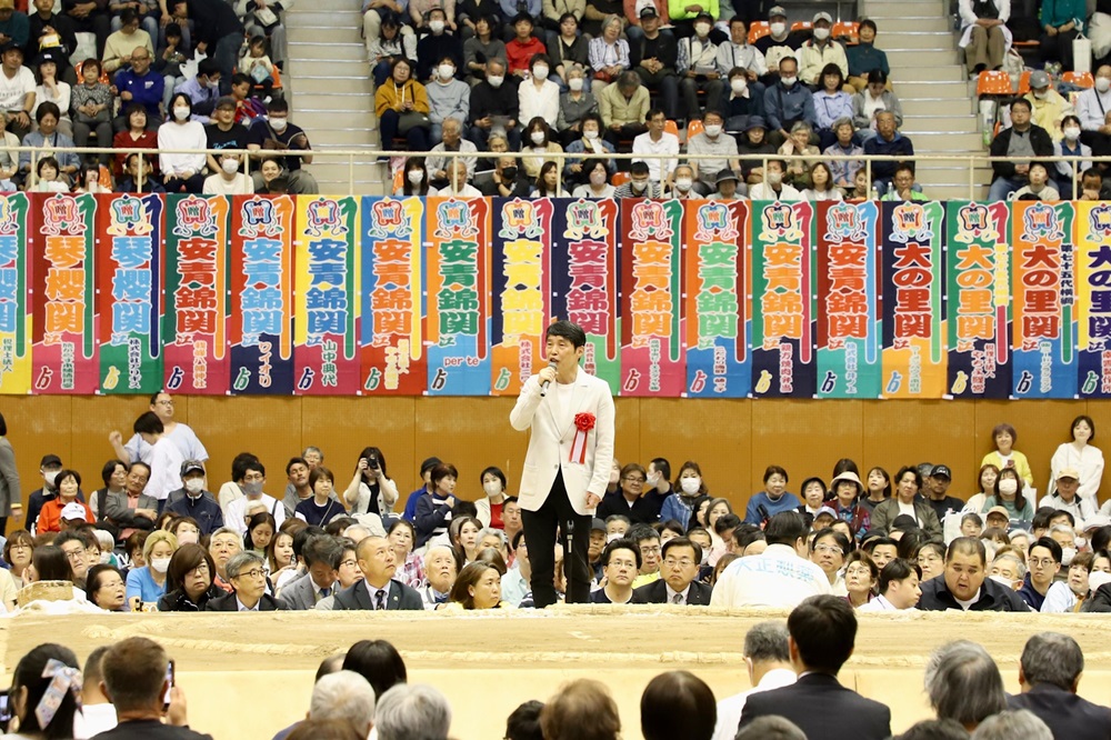あいさつする山本知事