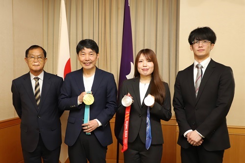 写真：山本知事と佐藤綾乃選手