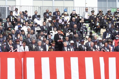 写真：あいさつする山本知事