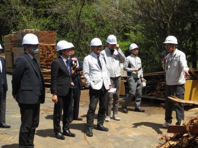 中之条町木材活用センターの説明を受けている写真