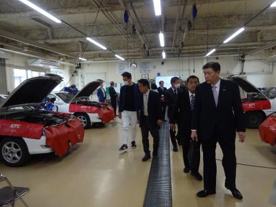 群馬自動車大学校での見学の様子の写真