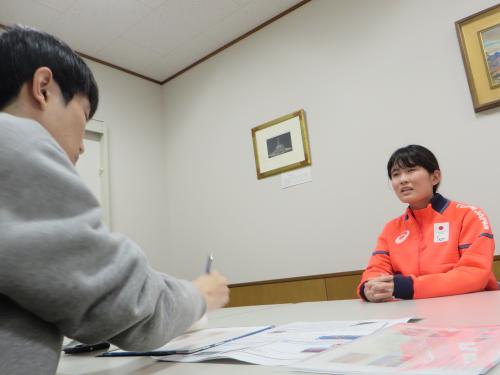 インタビューを受ける松土選手の写真