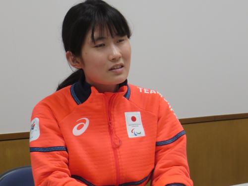 インタビュー中の松土選手の写真