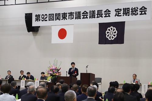 写真：あいさつする山本知事