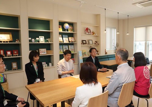 写真:職員と意見交換を行う山本知事