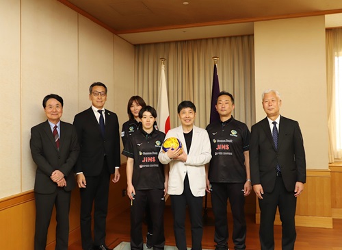 写真:群馬グリーンウイングスの皆様と山本知事