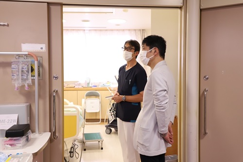 写真:院内を視察する山本知事