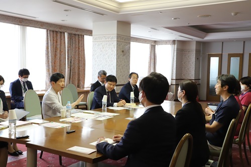 写真:意見交換をする山本知事と病院関係者
