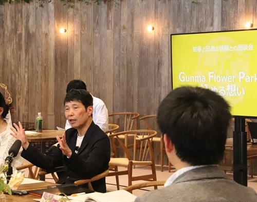 写真:挨拶する山本知事