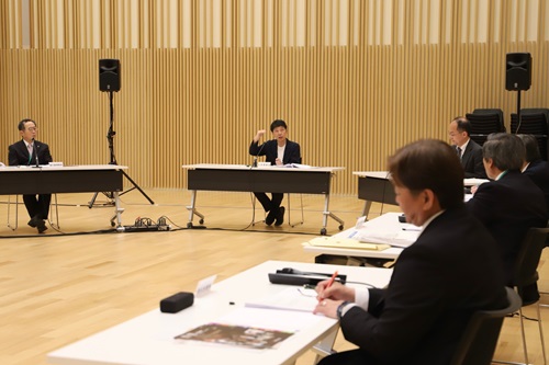 写真:意見交換する山本知事と理事