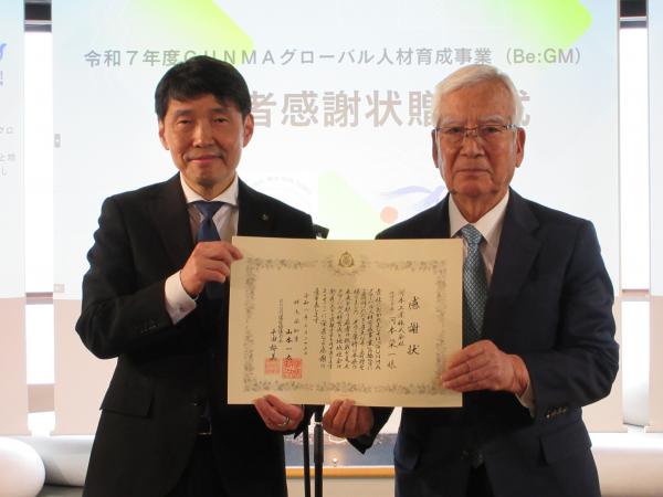 感謝状贈呈、群馬県知事と河本工業株式会社様との写真です。