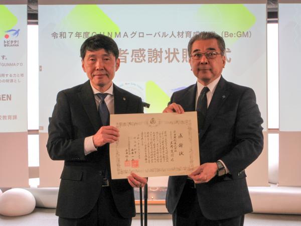 感謝状贈呈、群馬県知事と佐田建設株式会社様との写真です。