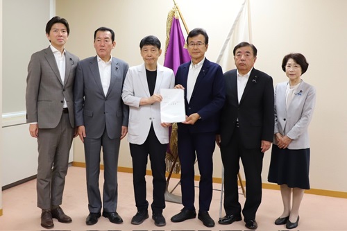 写真:要望書を受け取った山本知事と提出した自民党県議団