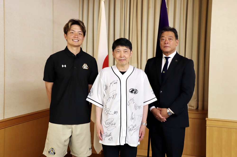 山本知事と出席者の記念写真