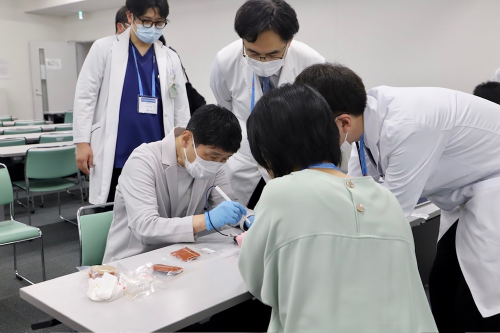 講習会を視察する山本知事