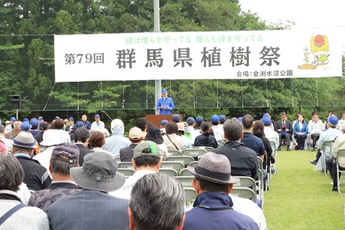 写真:あいさつする山本知事