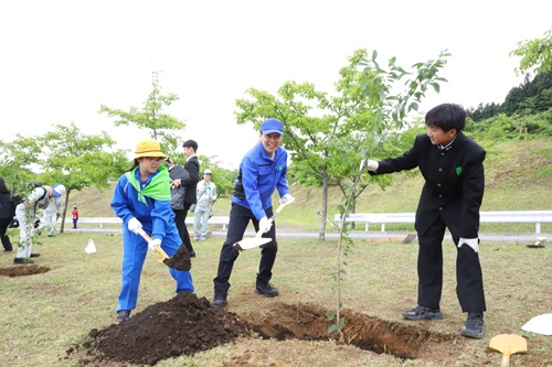 写真:植樹する山本知事と子どもたち