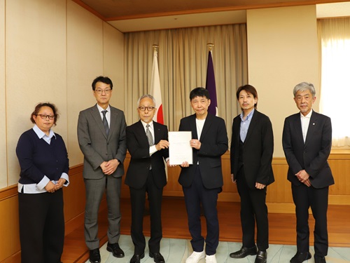 写真:要望書を受け取る山本知事