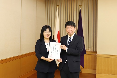 写真:山本知事と人事委員会委員