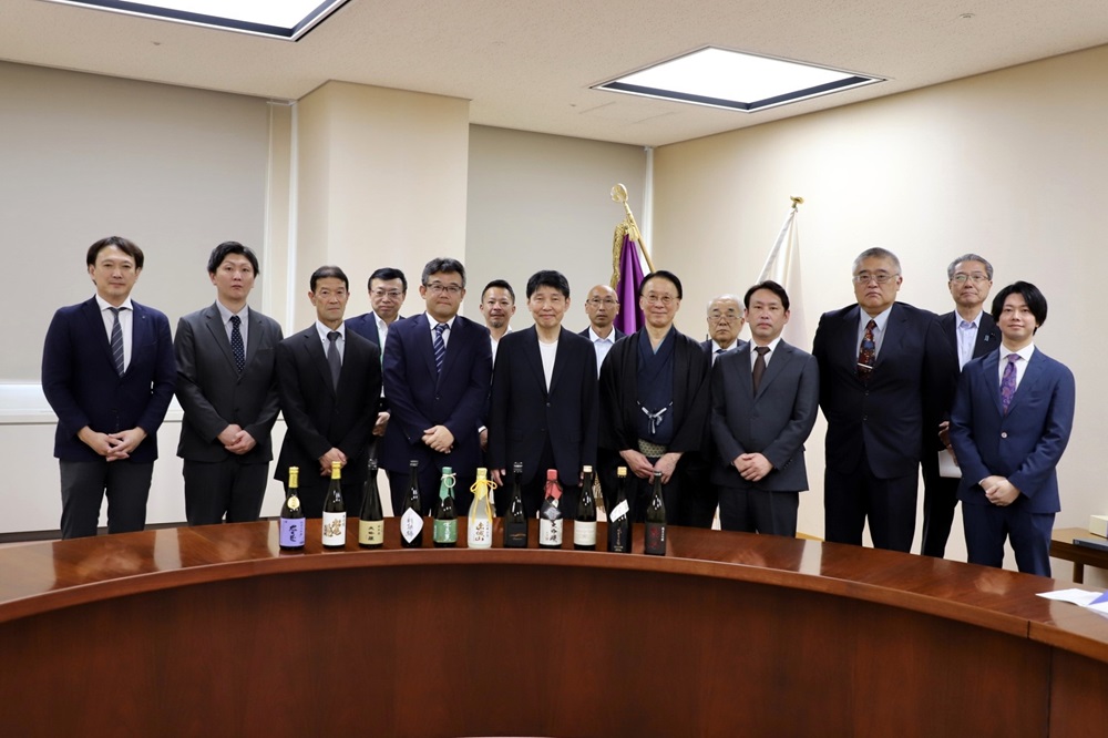 山本知事と出席者の記念写真