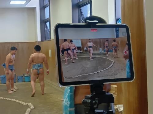 タブレットでの映像分析の様子写真