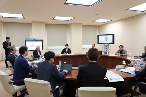 写真：あいさつする山本知事