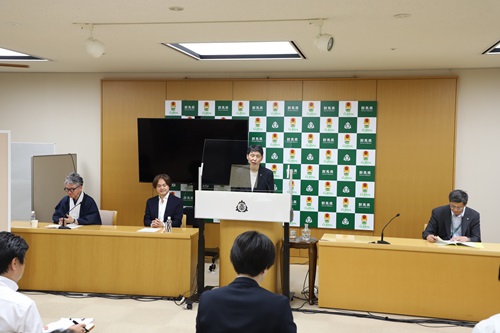 写真：囲み取材に応じる山本知事と検討委員会メンバー